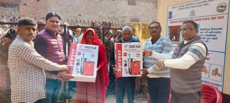 मायादेवी गाउँपालिका–५ का ३ सय ८५ कृषकलाई स्प्रे ट्याङ्की वितरण