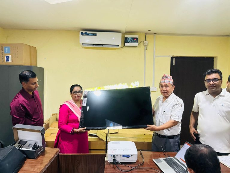 बुद्धभूमिमा विद्यालयहरूलाई ई-हाजिरी प्रणाली र स्मार्ट टिभी वितरण