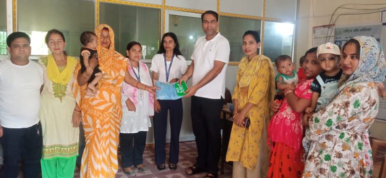 कपिलवस्तु नगरपालिका वडा नम्बर १ द्वारा सुत्केरी महिलालाई सुपानेट झुल वितरण