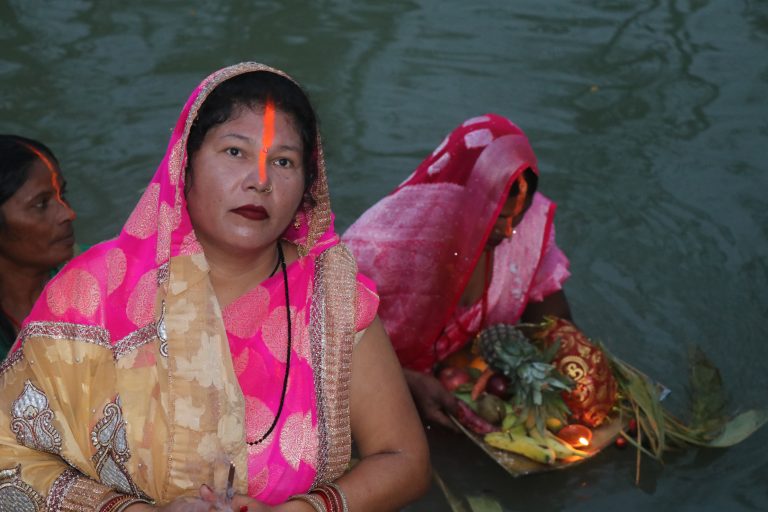 कपिलबस्तुमा अस्ताउँदो  सुर्यलाई अर्घ दिई छठ पर्व मनाइयो(फोटो फिचर)