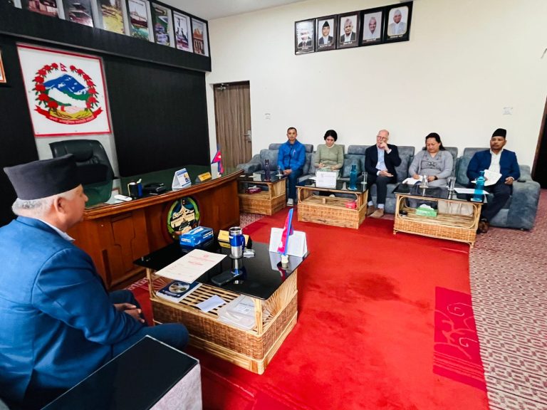 लुम्बिनीका मुख्यमन्त्री आचार्य र बेलायतका प्रतिनिधि लङबिच भेटवार्ता 