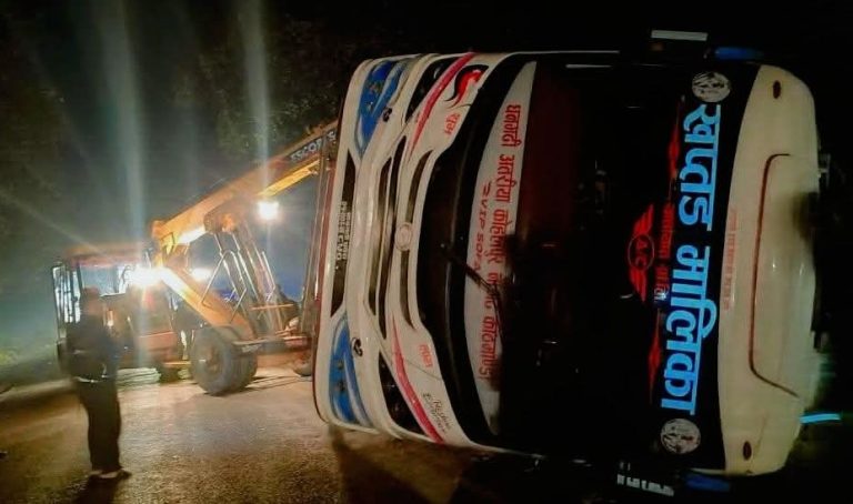 काठमाण्डौबाट धनगढीतर्फ जादै गरेको बसको ठक्करबाट पैदलयात्रीको मृत्यु, पाँच घाइते