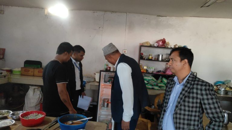 कपिलवस्तुमा विद्यालय अस्पतालका चमेना गृहको अनुगमन