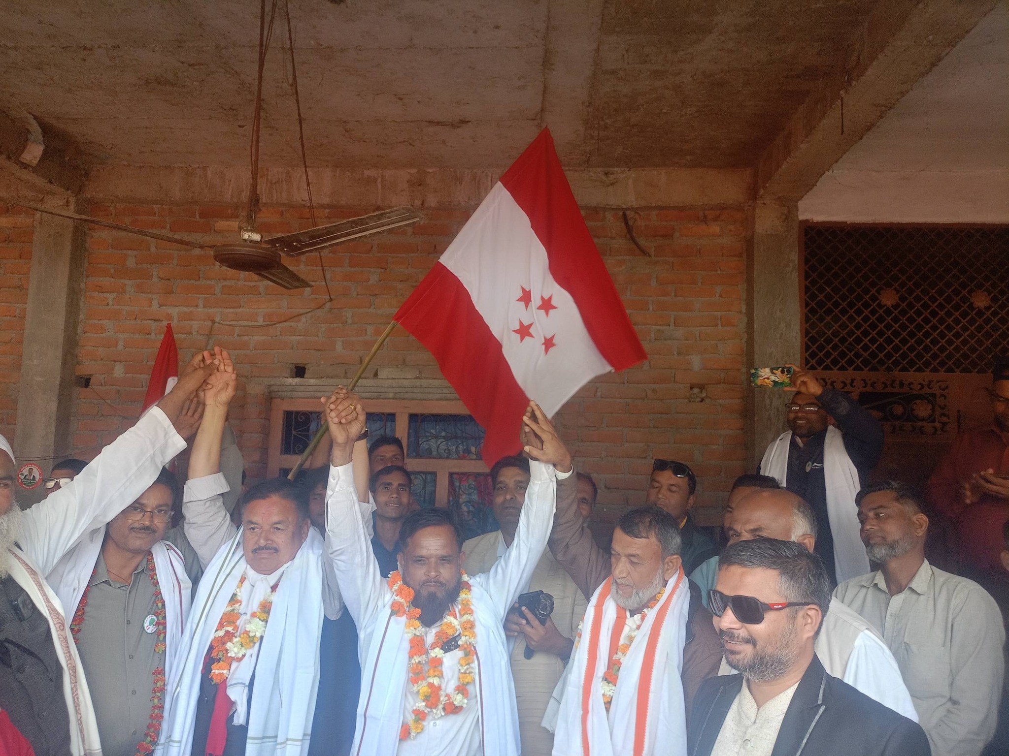 एमालेका वडा अध्यक्षका उम्मेदवारसहित सय जना कांग्रेसमा प्रवेश